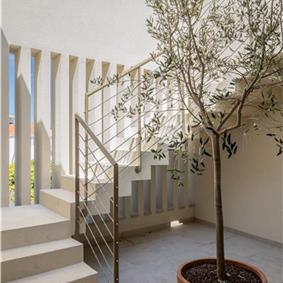 4 Bedroom Luxury Villa with Heated Pool and boat mooring, Ciovo near Trogir – Sleeps 8